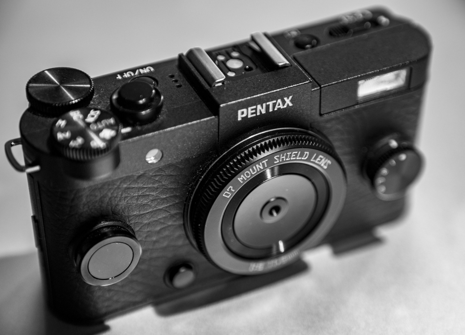 А это — официально продававшийся объектив Pentax-Q 07 Mount Shield Lens 11.5mm F9: он буквально выполнял роль крышки байонета, но при этом ещё и кадры с ним можно делать